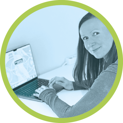 Sina Allkemper beim beantworten der Emails.