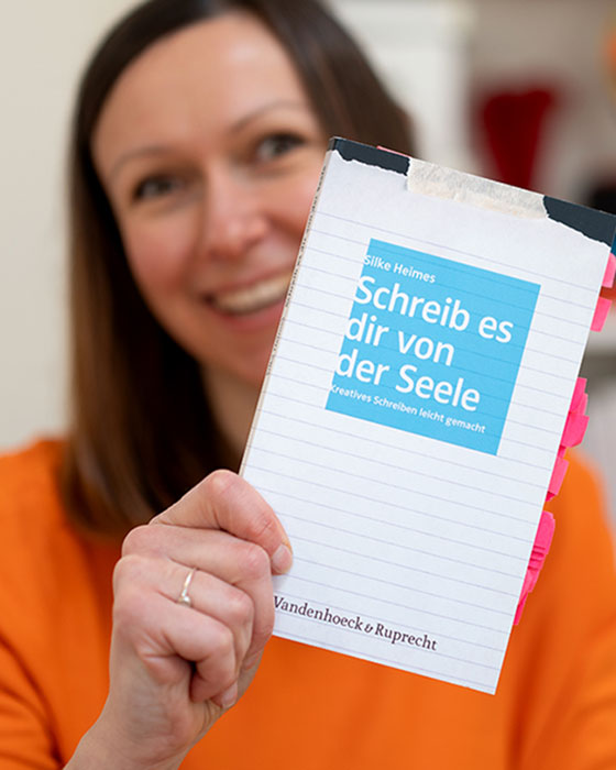 Sina Allkemper mit dem Buch: Schreib es dir von der Selle.